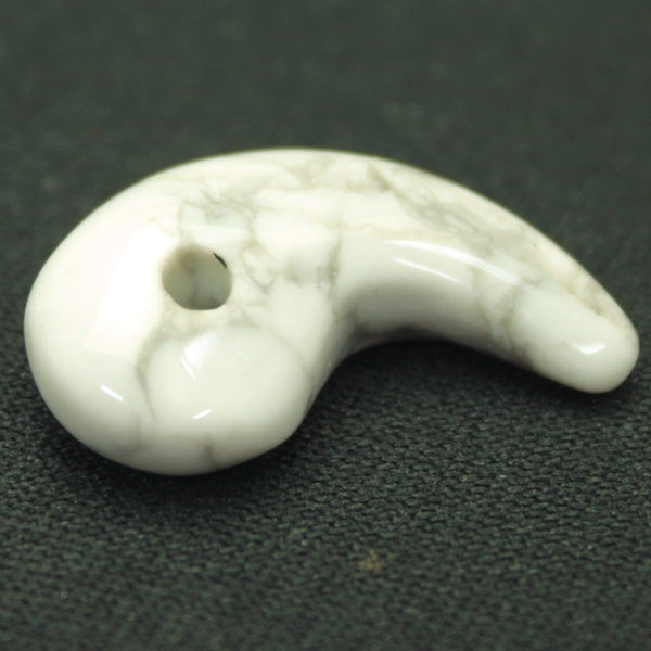 勾玉 ハウライト(マグネサイト)