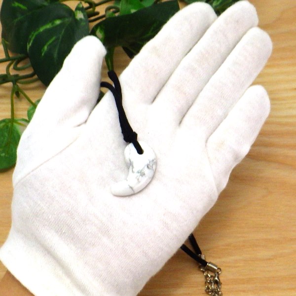 勾玉ネックレス ハウライト(マグネサイト)