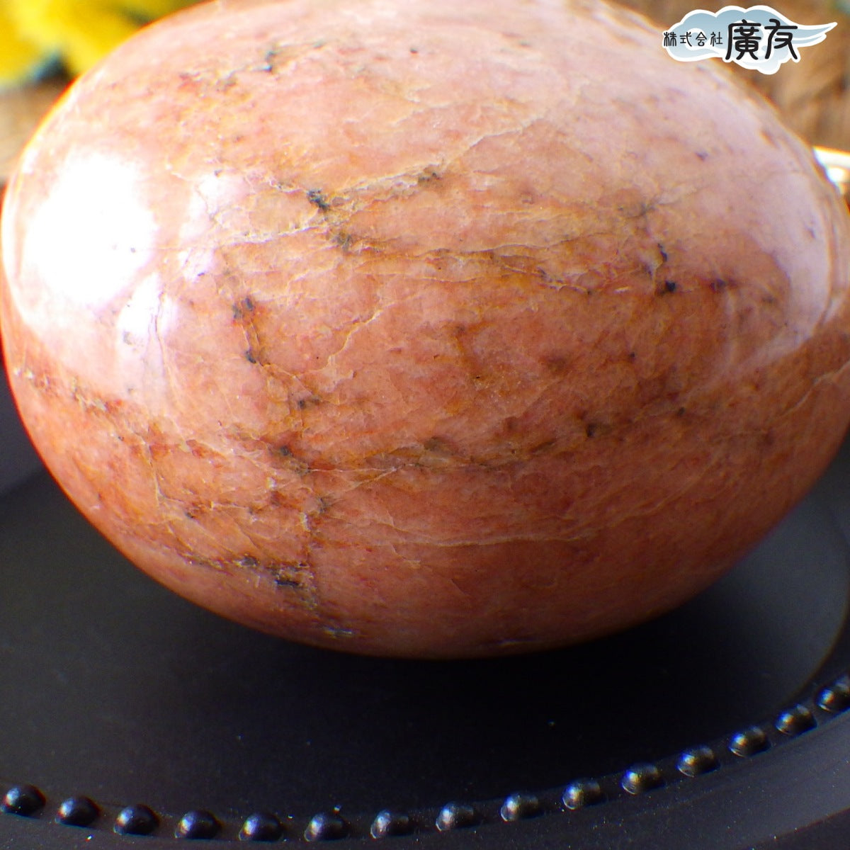 オレンジムーンストーン170g 握り石 現品限り 白色巾着付き