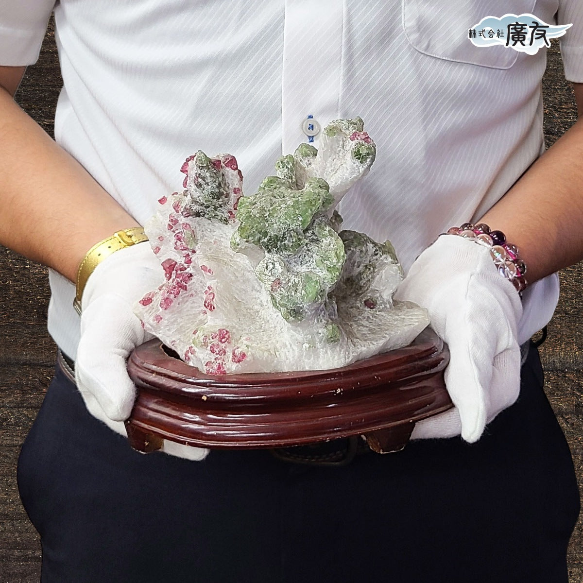 スピネル原石1500g(台付) 現品限り(廣友)【新商品】