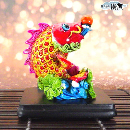 樹脂製ラッキーカラー年年有余（ミニ）台座付き