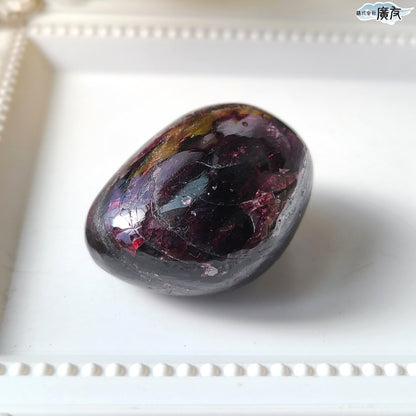 ロードライトガーネット握り石Aタイプ 現品限り 白色巾着付き【新商品】