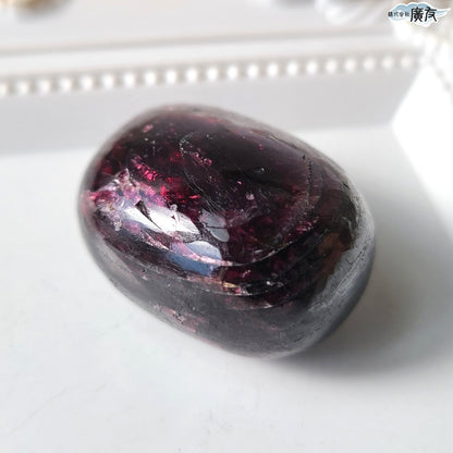 ロードライトガーネット握り石Aタイプ 現品限り 白色巾着付き【新商品】