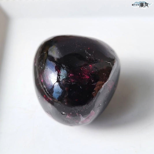 ロードライトガーネット握り石Bタイプ 現品限り 白色巾着付き