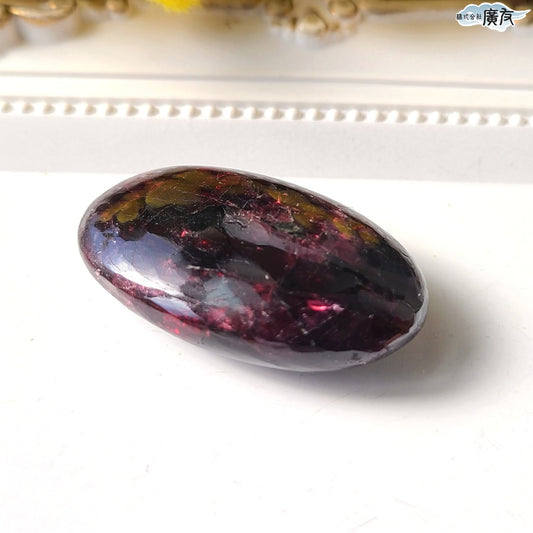 ロードライトガーネット握り石Cタイプ 現品限り 白色巾着付き