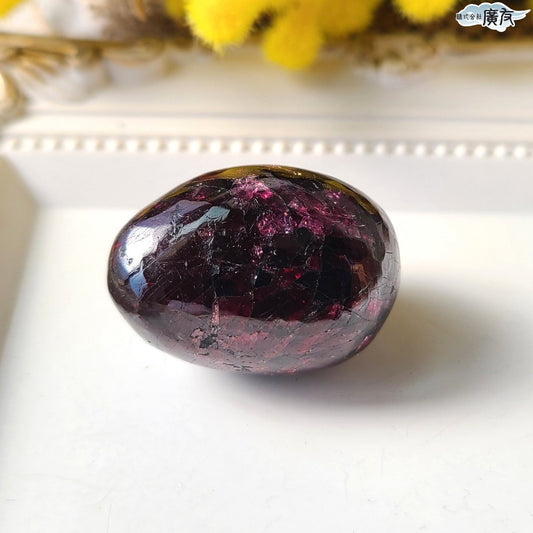 ロードライトガーネット握り石Eタイプ 現品限り 白色巾着付き