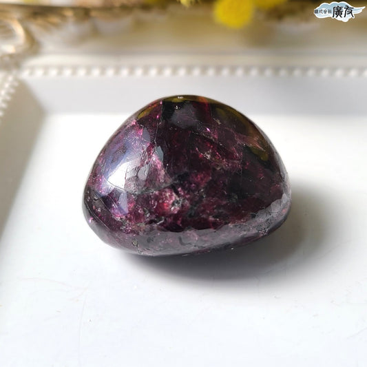 ロードライトガーネット握り石Lタイプ 現品限り 白色巾着付き【新商品】