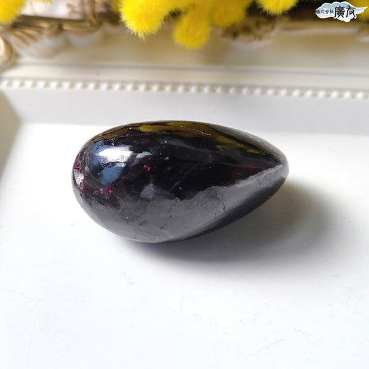 ロードライトガーネット握り石Mタイプ 現品限り 白色巾着付き