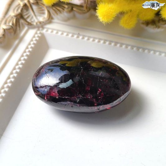 ロードライトガーネット握り石Nタイプ 現品限り 白色巾着付き