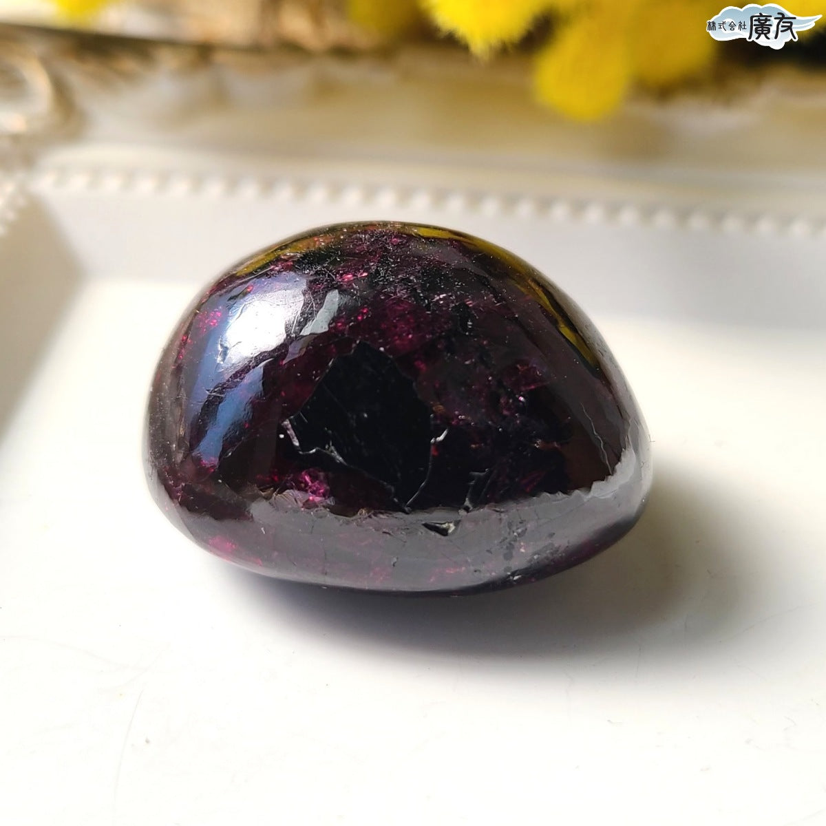 ロードライトガーネット握り石Vタイプ 現品限り 白色巾着付き