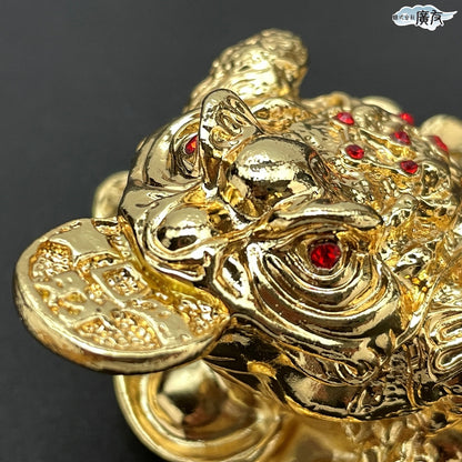 「金彩三脚蛙(小)」●招財進宝敷物付【再入荷新商品】