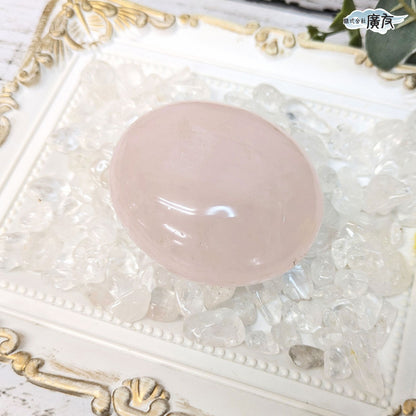ローズクォーツ 150g 握り石 現品限り 白色巾着付き【新商品】