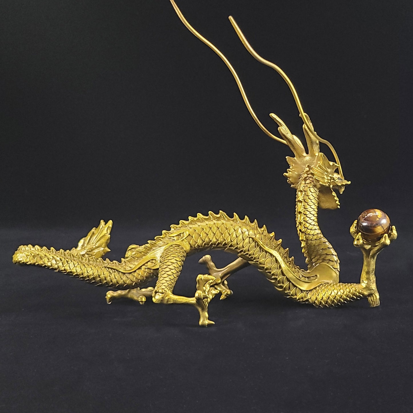 ～現代風水研究会 会長「安藤 成龍」先生 推薦状付き～ 「金運願い龍」●願い龍(大)×1●専用付属品「黒檀風花台」×1●フェルト(赤)×1●タイガーアイ20mm×1●推薦状×1