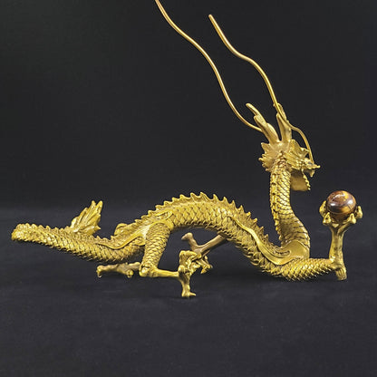 ～現代風水研究会 会長「安藤 成龍」先生 推薦状付き～ 「金運願い龍」●願い龍(大)×1●専用付属品「黒檀風花台」×1●フェルト(赤)×1●タイガーアイ20mm×1●推薦状×1