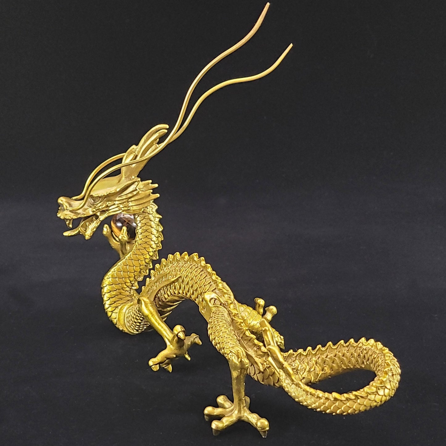 ～現代風水研究会 会長「安藤 成龍」先生 推薦状付き～ 「金運願い龍」●願い龍(大)×1●専用付属品「黒檀風花台」×1●フェルト(赤)×1●タイガーアイ20mm×1●推薦状×1