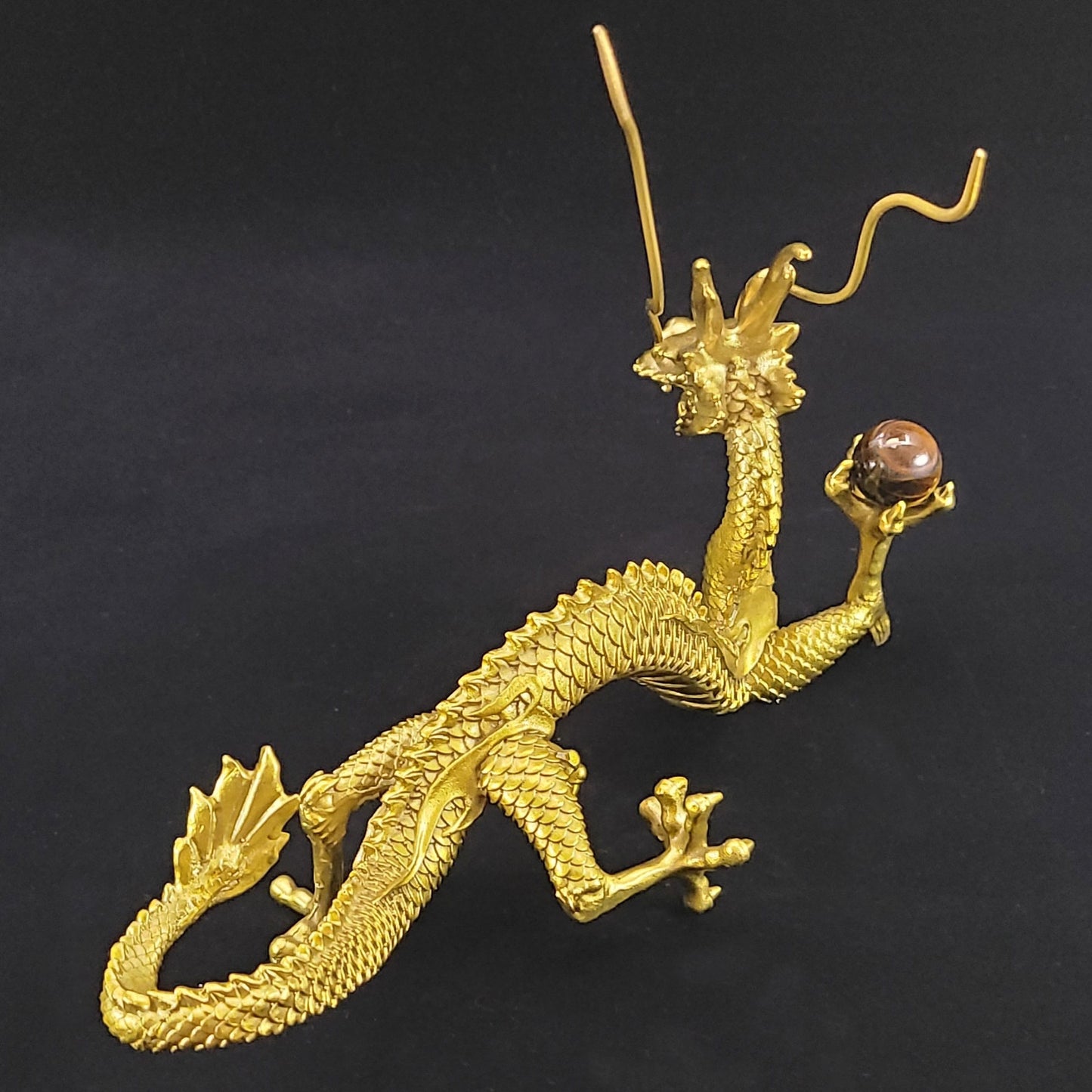 ～現代風水研究会 会長「安藤 成龍」先生 推薦状付き～ 「金運願い龍」●願い龍(大)×1●専用付属品「黒檀風花台」×1●フェルト(赤)×1●タイガーアイ20mm×1●推薦状×1