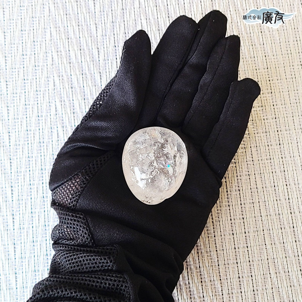 水晶握り石68g 現物販売 金色巾着付【新商品】