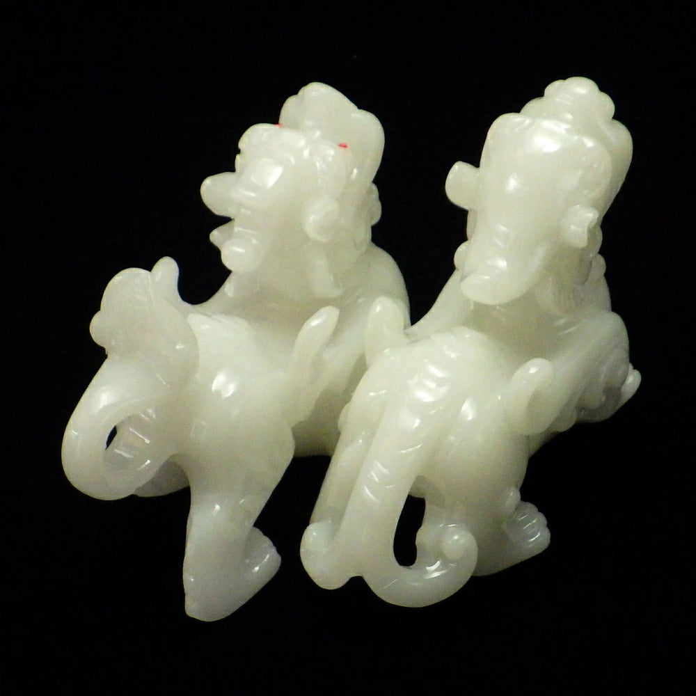 【少々難有のため特価】白瑠璃 雌雄貔貅 ヒキュウ 一対【訳アリ 返品・交換不可】