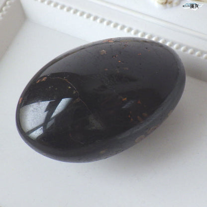 ブラックトルマリン128g 握り石 現品限り 白色巾着付き【新商品】