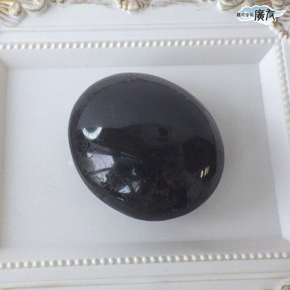 ブラックトルマリン133g 握り石 現品限り 白色巾着付き【新商品】