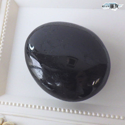 ブラックトルマリン133g 握り石 現品限り 白色巾着付き【新商品】