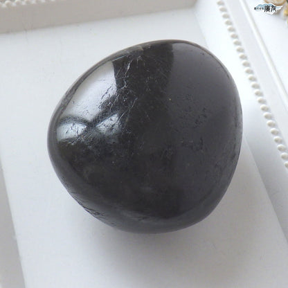 ブラックトルマリン169g 握り石 現品限り 白色巾着付き【新商品】