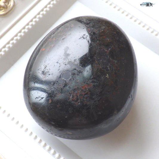 ブラックトルマリン183g 握り石 現品限り 白色巾着付き【新商品】