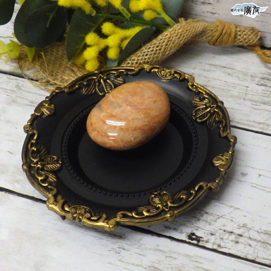 オレンジムーンストーン105g 握り石 現品限り 白色巾着付き【新商品】