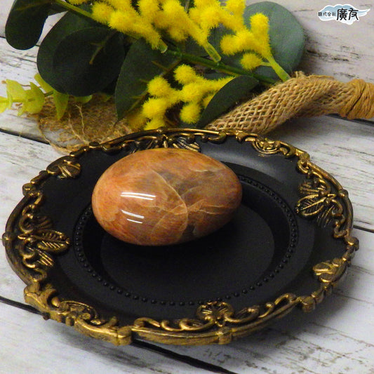 オレンジムーンストーン106g-2 握り石 現品限り 白色巾着付き【新商品】