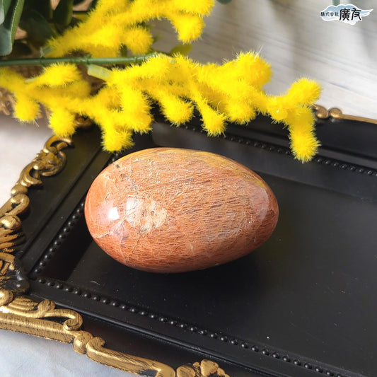 オレンジムーンストーン106g握り石 現品限り 白色巾着付き【新商品】