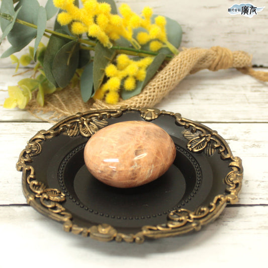 オレンジムーンストーン106g-3 握り石 現品限り 白色巾着付き【新商品】