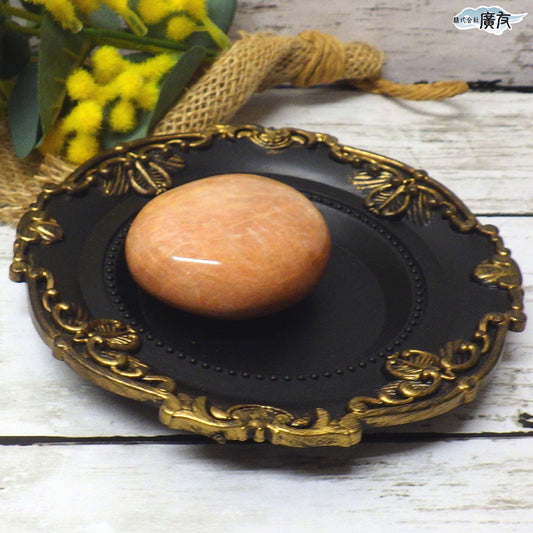 オレンジムーンストーン106g-4 握り石 現品限り 白色巾着付き【新商品】