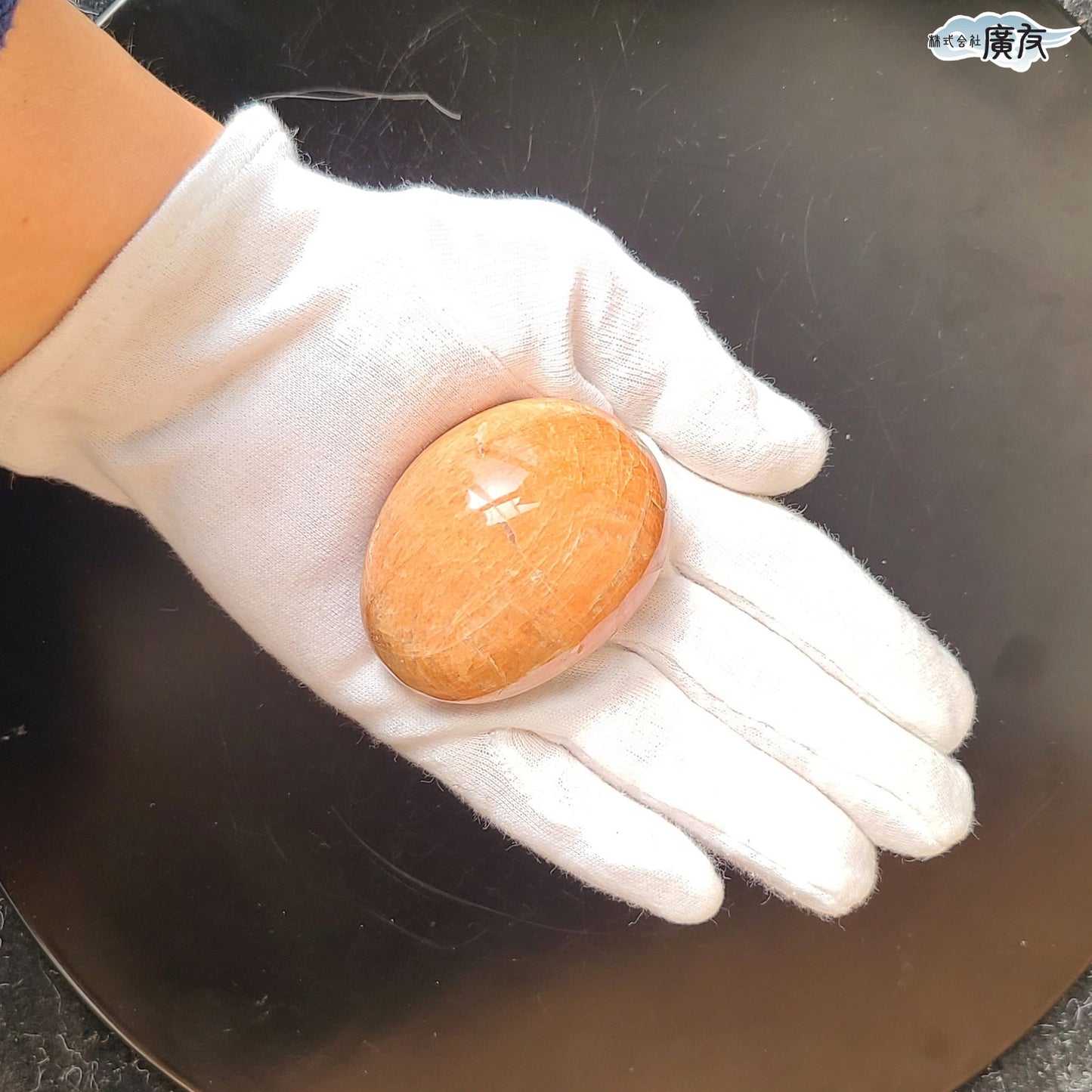 オレンジムーンストーン108g 握り石 現品限り 白色巾着付き