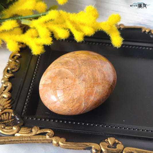 オレンジムーンストーン110g握り石 現品限り 白色巾着付き【新商品】