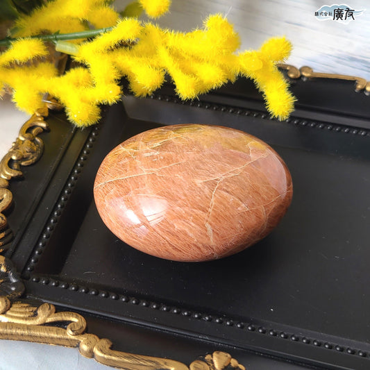 オレンジムーンストーン111g 握り石 現品限り 白色巾着付き【新商品】