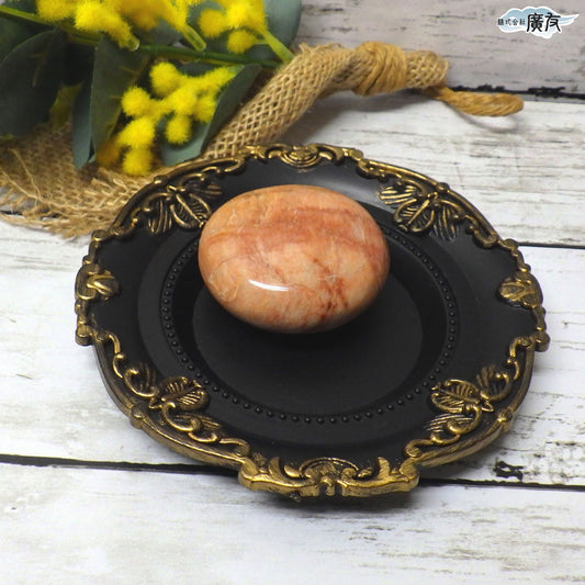 オレンジムーンストーン111g-2 握り石 現品限り 白色巾着付き【新商品】