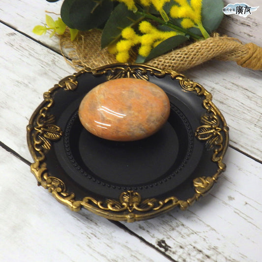 オレンジムーンストーン111g-3 握り石 現品限り 白色巾着付き【新商品】