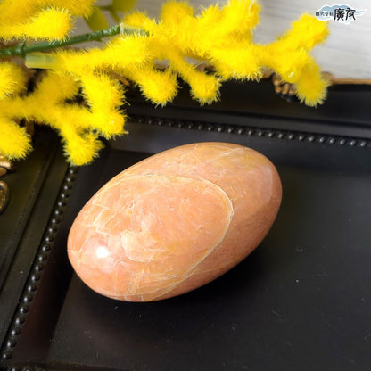 オレンジムーンストーン68g 握り石 現品限り 白色巾着付き