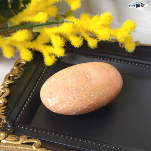 オレンジムーンストーン77g 握り石 現品限り 白色巾着付き【新商品】