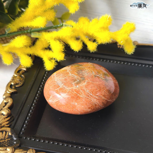 オレンジムーンストーン80g 握り石 現品限り 白色巾着付き【新商品】