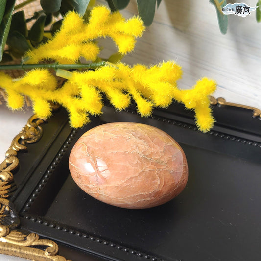 オレンジムーンストーン91g-2 握り石 現品限り 白色巾着付き【新商品】