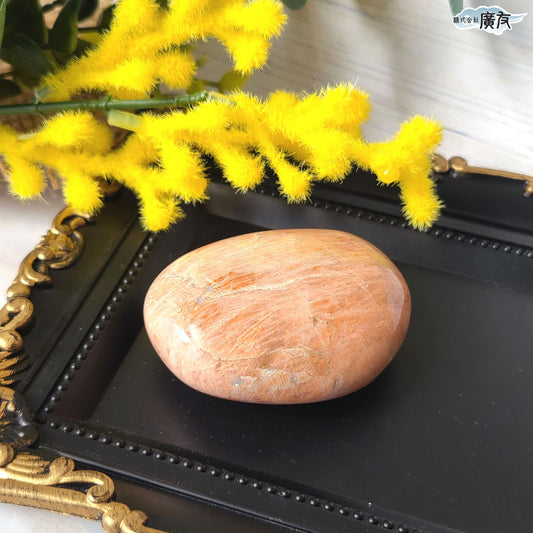 オレンジムーンストーン91g-1 握り石 現品限り 白色巾着付き【新商品】