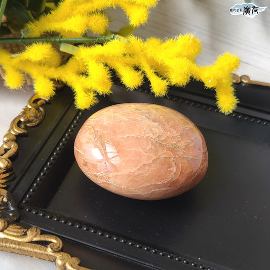 オレンジムーンストーン99g 握り石 現品限り 白色巾着付き【新商品】