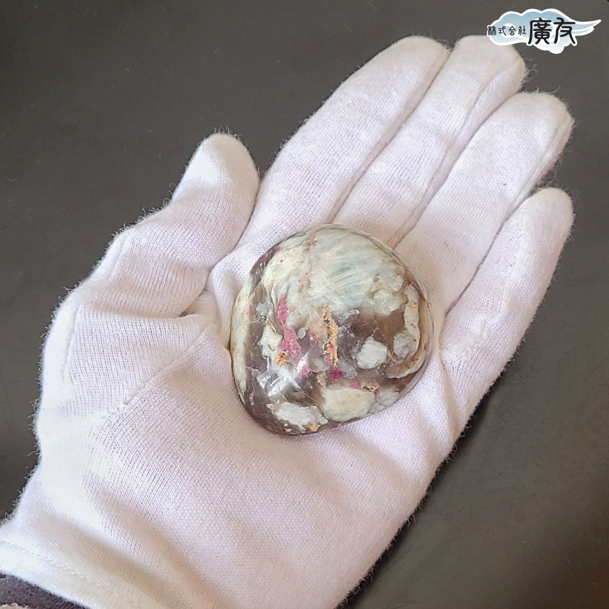 トルマリン66g-1 握り石 現品限り 白色巾着付き