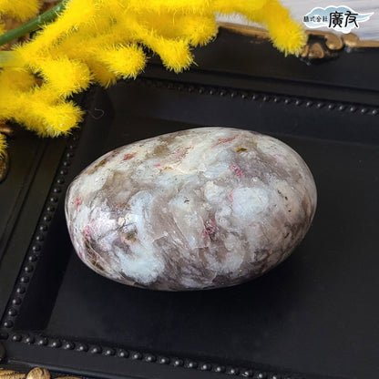 トルマリン95g-1 握り石 現品限り 白色巾着付き
